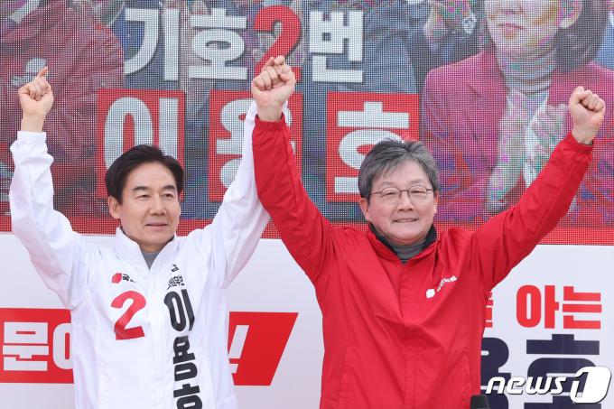 [사진] 이용호 손 잡은 유승민 전 의원