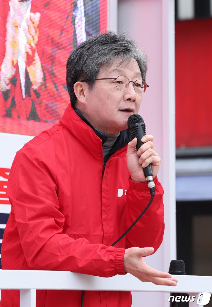 [사진] 이용호 후보 지원 유세하는 유승민
