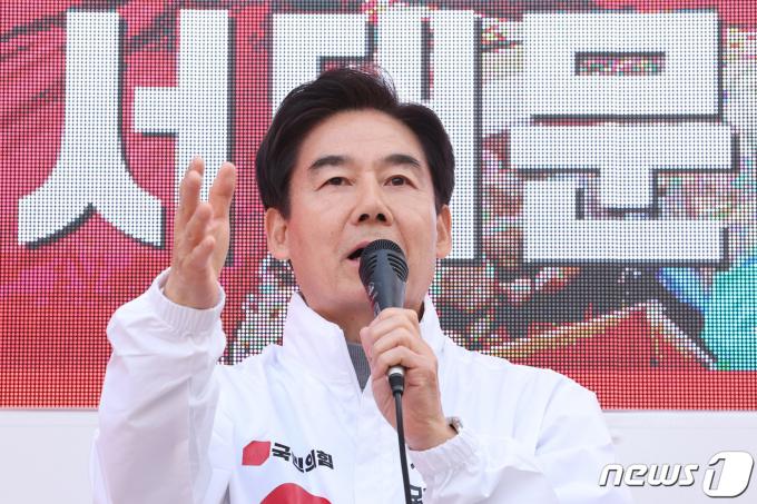 [사진] 신촌 유세 나선 이용호 후보