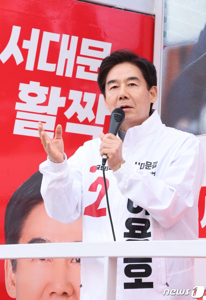[사진] 지지 호소하는 이용호 서대문구갑 후보