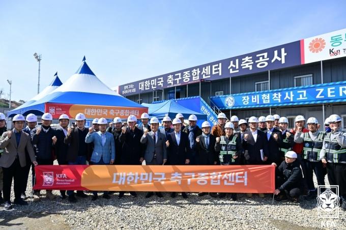 [사진] 축구종합센터 건설현장 방문한 거스 히딩크