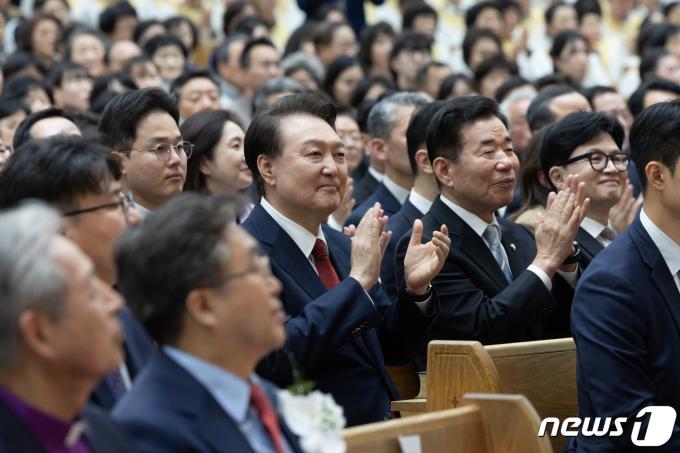 [사진] 김진표 의장·한동훈 비대위원장과 손뼉치는 윤석열 대통령