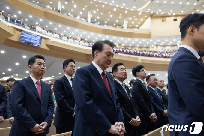 [사진] 기도하는 윤석열 대통령