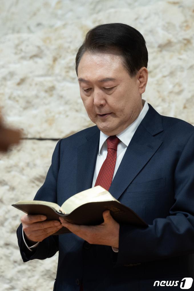 [사진] 부활절 예배드리는 윤석열 대통령