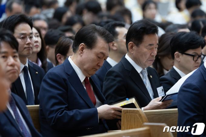 [사진] 부활절 교회 찾은 윤석열 대통령