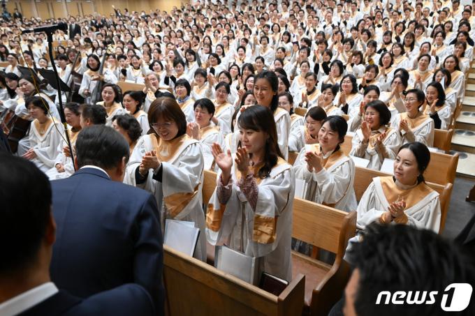 [사진] 성가대 향해 인사하는 윤석열 대통령