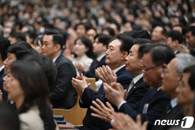 [사진] 부활절 예배드리는 윤 대통령
