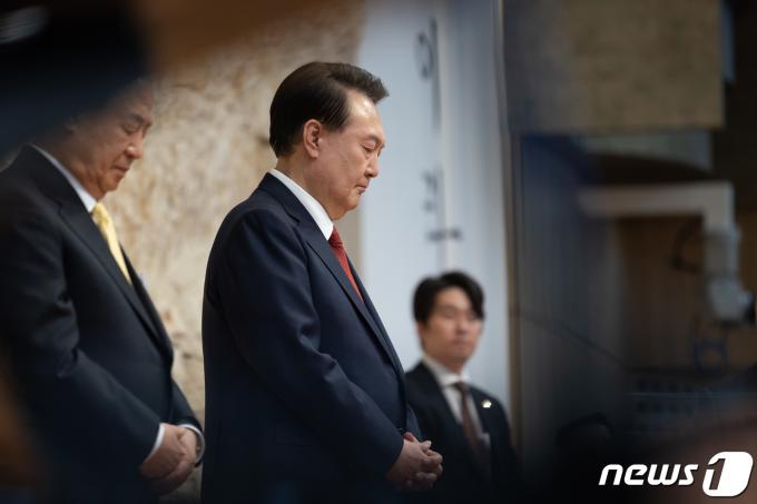 [사진] 기도하는 윤석열 대통령