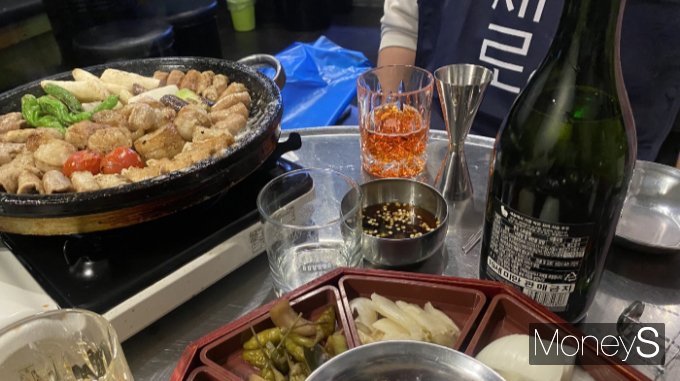 와인을 중심으로 콜키지 프리(Corkage-Free) 문화를 도입하는 식당이 늘어나고 있다. 사진은 콜키지 프리가 가능한 목동양대창 음식점에서 가져온 와인과 위스키를 안주와 함께 마시는 모습. /사진=정수현 기자