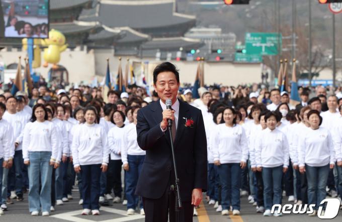 오세훈 서울시장이 30일 서울 종로구 광화문광장에서 열린 '2024 부활절 퍼레이드'에 참석해 축사를 하고 있다. 2024.3.30/뉴스1 ⓒ News1 김도우 기자