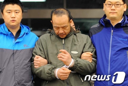 검찰로 송치되기 위해 경기 수원남부경찰서를 나서고 있는 오원춘. /뉴스1 (경인일보 제공) ⓒ News1