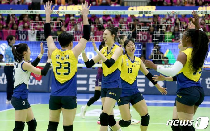 30일 오후 경기 수원시 장안구 수원실내체육관에서 열린 프로배구 ‘도드람 2023~2024 V리그’ 여자부 챔피언결정전 2차전 흥국생명과 현대건설의 경기, 공격에 성공한 현대건설 선수들이 환호하고 있다. (현대건설 배구단 제공) 2024.3.30/뉴스1
