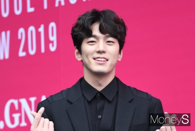 배우 김민규가 육군 현역으로 입대한다. 사진은 지난 2019년 3월 서울 동대문구 신당동 동대문디자인플라자(DDP)에서 열린 2019 F/W 서울패션위크 '디그낙' 컬렉션에 참석한 배우 김민규. /사진=장동규 기자