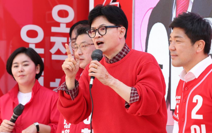  한동훈 국민의힘 비상대책위원장이 '보수 텃밭' 부산을 찾아 표심 다잡기에 나선다. 사진은 지난달 31일 오후 경기 하남시 위례 스타필드시티 앞에서 열린 '국민의힘으로 하남살리기' 지원유세에서 이용 하남시갑, 이창근 하남시을 후보의 지지를 호소하고 있는 한동훈 위원장. /사진= 뉴시스 