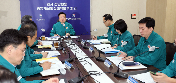 의과대학 교수 뿐 아니라 동네 개원의도 진료 축소 의사를 밝히자 정부가 공중보건의를 추가 파견하는 등의 비상진료대책을 추가로 세웠다. 조규홍 보건복지부 장관이 1일 세종시 정부세종청사에서 열린 의사 집단행동 중앙재난안전대책본부 회의에서 발언하고 있다. /사진=뉴시스