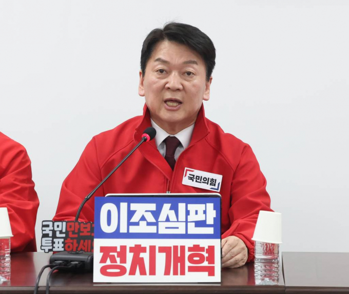 안철수 국민의힘 공동선거대책위원장이 의료증원안에 대해 재논의를 촉구했다. 사진은 1일 서울 여의도 중앙당사에서 열린 중앙선거대책위원회의에서 발언을 하고 있는 안 위원장. /사진= 뉴스1