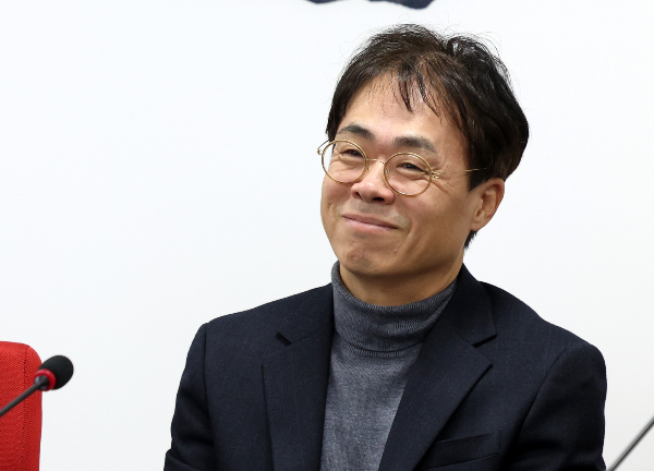 김경율 국민의힘 비상대책위원이 윤석열 대통령 대국민담화를 앞두고 자신의 생각을 밝혔다. 사진은 지난 2월13일 오전 서울 영등포구 국민의힘 중앙당사에서 열린 비상대책위원회의에 참석한 김 비대위원. /사진=뉴시스
