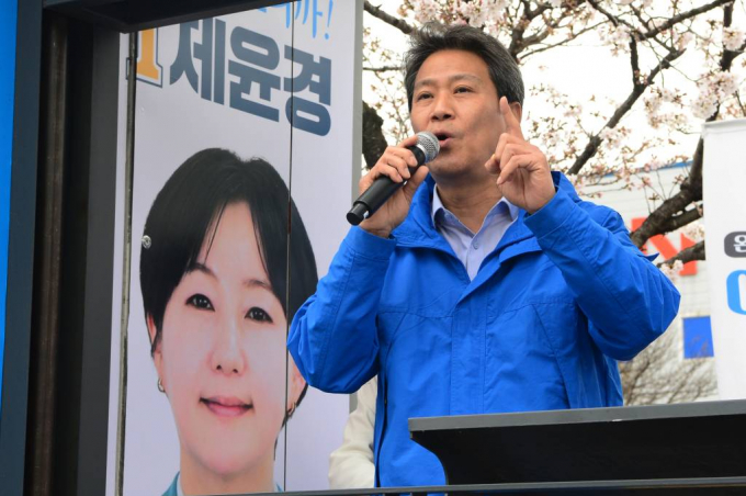 임종석 문재인 정부 대통령 비서실장이 국민의힘이 내세우는 '이조심판론'에 대해 비판했다. 사진은 지난달 31일 오전 경남 사천시 초전공원 앞 도로에서 있은 더불어민주당 사천남해하동 제윤경 후보 지원 유세를 하고 있는 임종석 전 실장. /사진= 뉴시스 