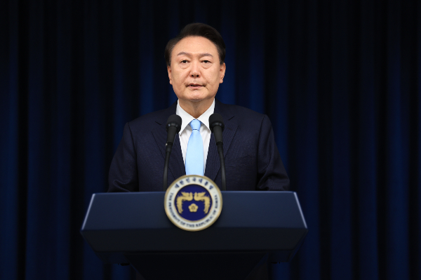 윤석열 대통령이 전공의들의 의료 현장 이탈을 불법 집단행동이라고 규정했다. 사진은 1일 오전 서울 용산 대통령실에서 대국민담화를 발표하는 윤 대통령. /사진=뉴시스(대통령실 제공)