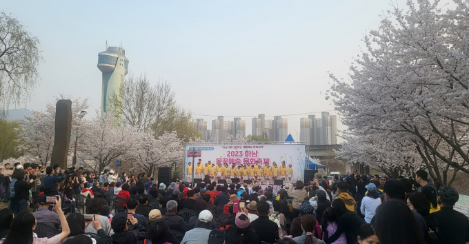국내 대표 벚꽃 명소인 하남시 곳곳에서 따사로운 봄의 정취를 만끽할 수 있는 다채로운 문화체육축제와 버스킹 공연이 시민들을 반긴다. 사진은 2023 하남 봄꽃예술 문화축제 모습. / 사진제공=하남시