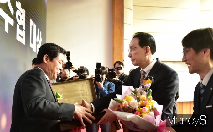 [머니S포토] 수협중앙회 창립 62주년, 대상 시상하는 노동진 회장