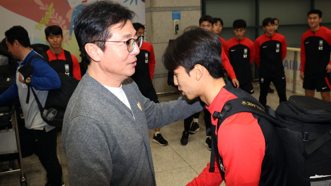 한국 23세 이하(U-23) 축구대표팀이 1일 오후 경기 이천종합운동장에서 2024 파리올림픽 진출을 위한 훈련에 돌입한다. 사진은 지난달 28일 올림픽대표팀을 마중 나온 황선홍 올림픽대표팀 감독. /사진=뉴스1