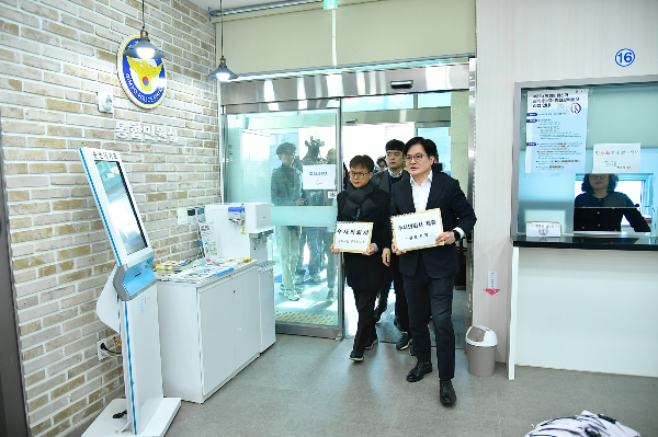 숨진 경기 김포시 9급 공무원에게 직접 전화를 걸어 항의원 민원인 3명이 특정됐다. 사진은 지난달 13일 오전 김포경찰서를 방문해 숨진 9급 공무원에게 악성민원을 제기한 인터넷 카페 회원들에 대한 수사의뢰서를 제출하는 김병수 김포시장. /사진=뉴스1(김포시 제공)