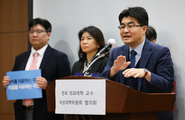 방재승 전국 의대교수 비상대책위원장이 1일 대통령 담화문에 대해 그동안의 저항을 지속하겠다는 뜻을 시사하며 답답한 심경을 밝혔다. 방 위원장이 지난달 30일 오전 서울 종로구 서울대학교병원 의학연구혁신센터에서 열린 의과대학 교수 비대위 협의회 기자회견에서 발언하고 있다. /사진=뉴시스