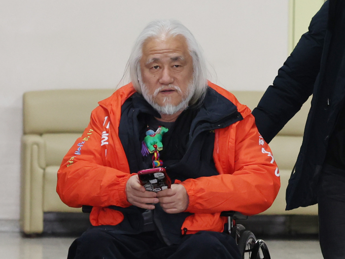 검찰이 서울 지하철역 승강장에 스티커 수백장을 붙인 혐의로 기소된 박경석 전국장애인차별철폐연대(전장연) 상임공동대표 등 3명에 대해 검찰이 벌금형을 구형했다. 사진은 집회 신고를 하지 않고 버스 운행을 방해한 혐의로 기소돼 지난달 13일 서울 서초구 중앙지방법원에서 열린 2심 공판에 출석하고 있는 박 대표. /사진=뉴스1