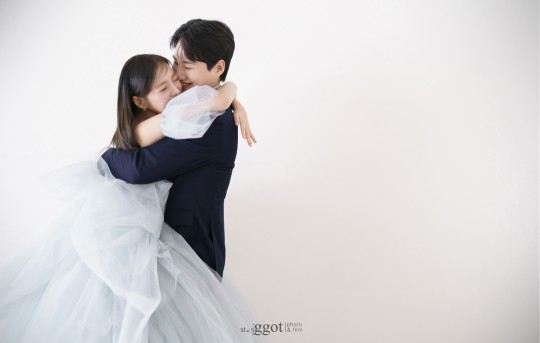 배우 문지인(37)과 연기자 겸 코미디언 김기리(38)가 오는 다음달 17일 부부가 된다. /사진=심스토리 제공