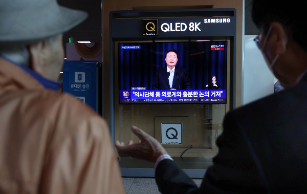 정치계 인사들이 윤석열 대통령의 대국민담화에 대한 자신의 입장을 밝혔다. 사진은 1일 서울역 대합실에서 윤 대통령의 대국민담화를 시청하는 시민들의 모습. /사진=뉴시스