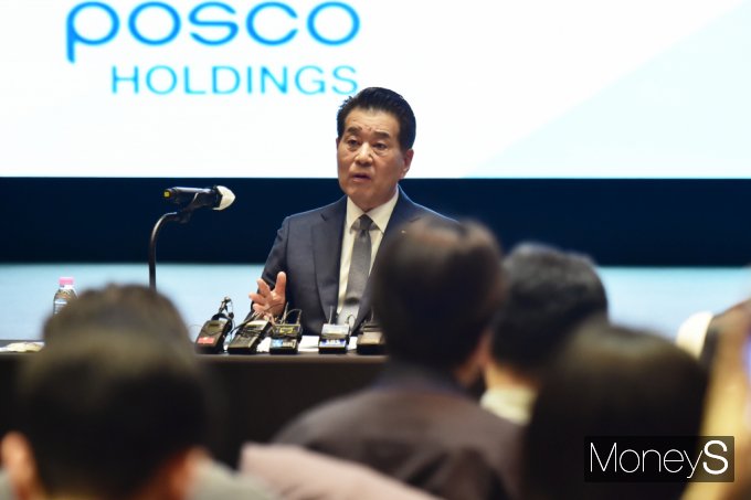장인화 신임 포스코그룹 회장이 3월21일 서울 강남구 대치동 포스코타워에서 기자간담회를 갖고 있다. /사진=임한별 기자