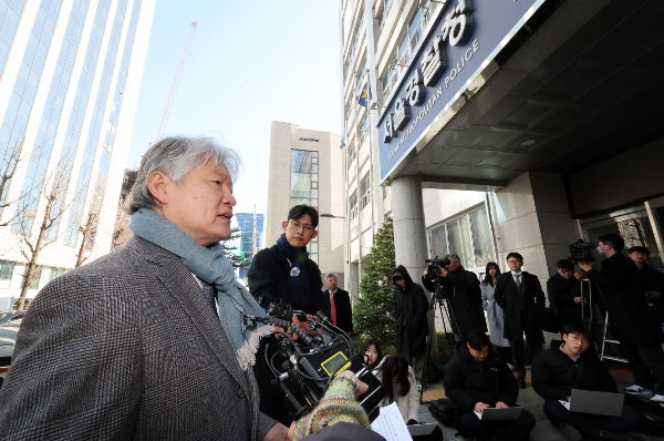 노환규 전 대한의사협회 회장이 의료계와 정부가 합의해도 전공의는 복귀하지 않을 것이라고 주장했다. 노 전 회장이 지난달 9일 오전 서울 마포구 서울경찰청 광역수사단에 출석하기 전 입장을 밝히고 있다. /사진=뉴시스