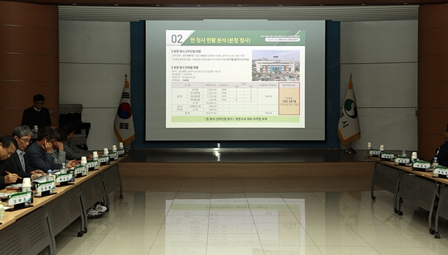 지난달 28일 상주시청 대회의실에서 통합신청사 건립 타당성 조사·기본계획 수립 용역 중간보고회가 열리고 있다./사진제공=경북 상주시