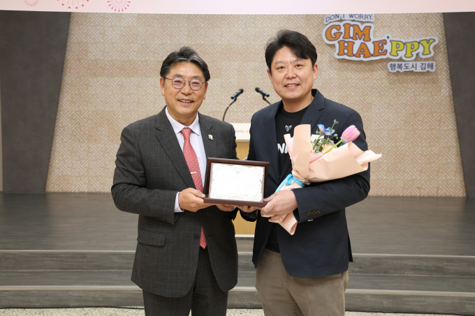 홍태용 김해시장(왼쪽)이 1일 이영기 타누스 대표(오른쪽)에게 4월 자랑스러운 김해 CEO상을 수여한 뒤 기념촬영을 하고 있다. /사진=김해시  