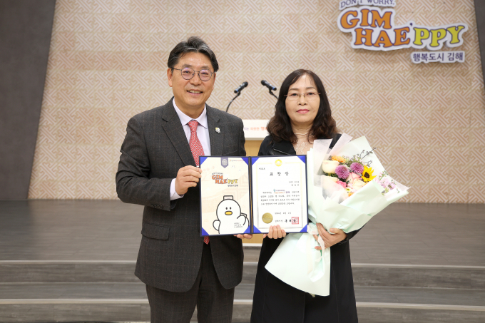 홍태용 김해 시장(왼쪽)이 1일 박승미(오른쪽)씨에게 이달의 우수 자원봉사왕 표창장을 준 뒤 포즈를 취하고 있다. /사진=김해시