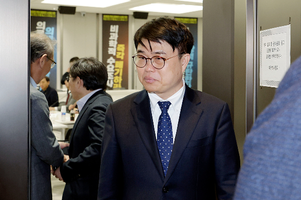 임현택 대한의사협회 차기 회장 당선인이 '의과대학 2000명 증원'을 고수한 윤석열 대통령의 대국민 담화에 대해 '공식 입장이 없다'고 밝혔다. 임현택 당선인이 지난달 31일 서울 용산구 대한의사협회에서 열린 의대증원 저지를 위한 16개 시도의사회 신임 회장단 회의에 참석한 뒤 잠시 회의장 밖으로 나오고 있다. /사진=뉴시스