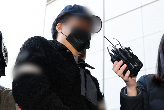 경찰이 4·10 총선 사전투표소에 카메라를 설치한 유튜버 외에 공범 2명을 추가로 붙잡아 신병 확보에 나섰다. 사진은 지난달 31일 오후 인천 미추홀구 인천지방법원에서 열린 구속 전 피의자심문(영장실질심사)에 출석하는 40대 남성 유튜버 A씨. /사진=뉴스1