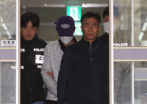 경찰이 한국 야구 국가대표 출신 오재원에게 마약을 건넨 공급책을 수사하고 있다. 사진은 지난달 29일 오전 서울강남경찰서에서 서울중앙지검으로 송치되는 오재원. /사진=뉴스1