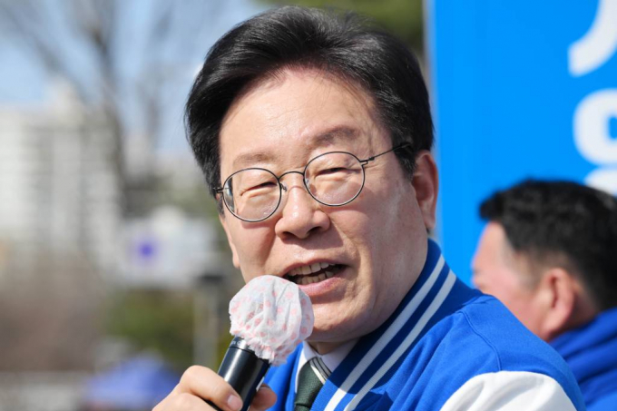 이재명 더불어민주당 대표가 죄수복을 입고 있는 합성 사진이 주택가에 유포돼 경찰이 수사에 착수했다. 사진은 지난달 31일 오후 인천 계양구 서운동성당 앞에서 시민들에게 지지를 호소하고 있는 이재명 대표. /사진= 뉴스1