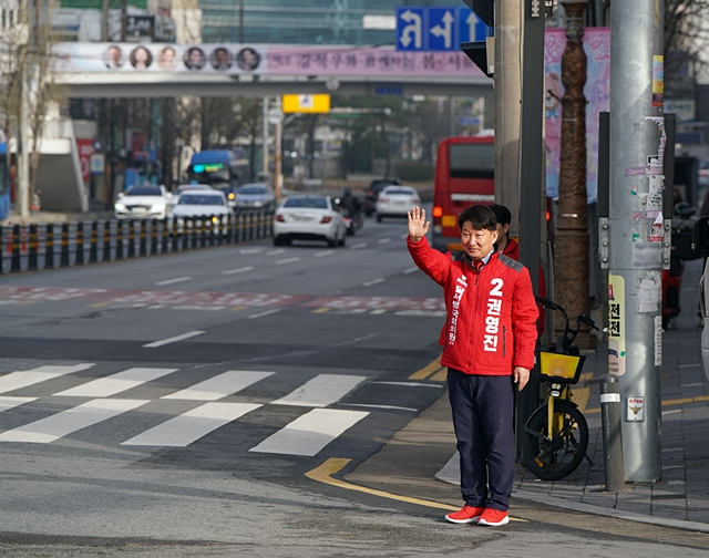 권영진 국민의힘 대구 달서 병 국회의원 후보가 지난달 29일 출퇴근 인사를 하고 있다./사진제공=권영진 국민의힘 대구 달서 병 국회의원 후보 선거사무소