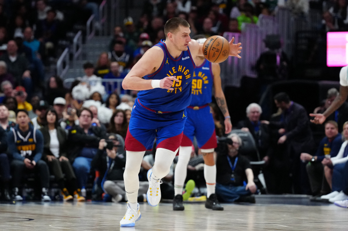 NBA 덴버가 트리플더블을 기록한 니콜라 요키치의 활약을 앞세워 클리블랜드를 꺾고 플레이오프 진출을 확정 지었다. 사진은 요키치의 경기 모습. /사진= 로이터