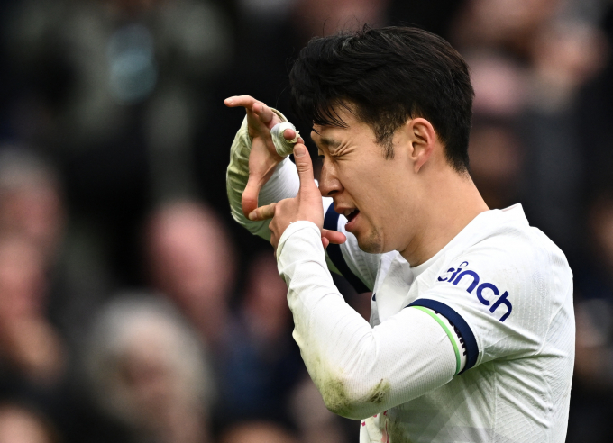 손흥민이 영국 BBC 선정 EPL 30라운드 베스트11에 이름을 올렸다. 사진은 지난달 31일 루턴과의 경기에서 골을 넣은 손흥민이 ‘찰칵’ 세리머니를 하고 있다. /사진= 로이터