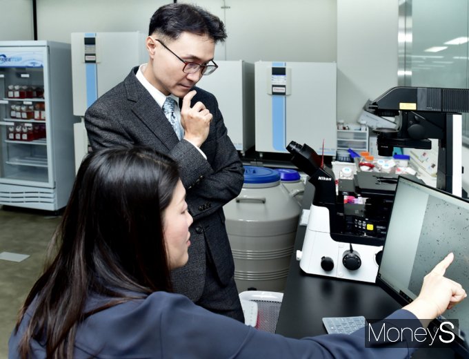 레드엔비아는 송재관 서울아산병원 교수이자 레드엔비아 CMO를 통해 RNV-1001 파이프라인을 확보했다. 이 대표가 RNV-1001 파이프라인의 연구과정을 면밀히 살펴보고 있다. /사진=임한별 기자