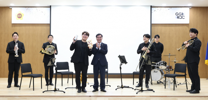 염종현 경기도의회 의장(왼쪽 네번째)과 직원들이 1일 의회 청사 대회의실에서 소통·공감 프로그램인 '제1회 의회공감'을 즐기고 있다. / 사진제공=경기도의회