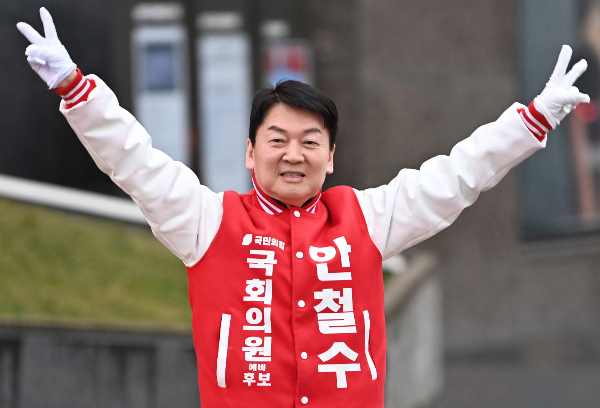 안철수 의원(국민의힘·경기 성남 분당갑)이 1일 진행된 윤석열 대통령 대국민담화에 대해 평가했다. 사진은 지난달 28일 경기 성남시 분당구 현대백화점 사거리에서 선거운동을 하는 안 의원. /사진=뉴시스