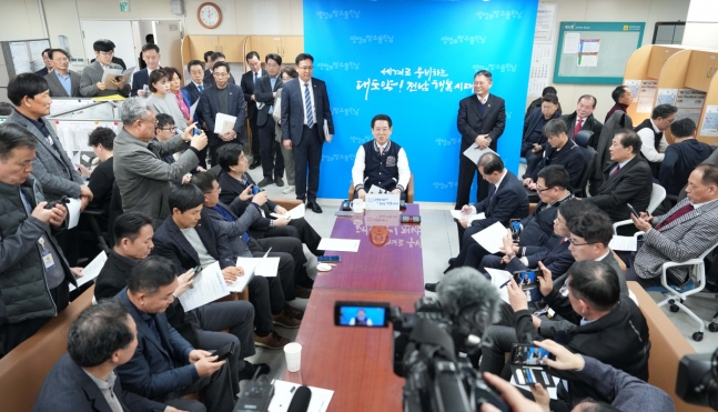 김영록 전남도지사가 지난달 18일 전남도청 기자실에서 윤석열 대통령의 최근 전남도 민생토론 결과와 관련해 브리핑을 하고 있다.
