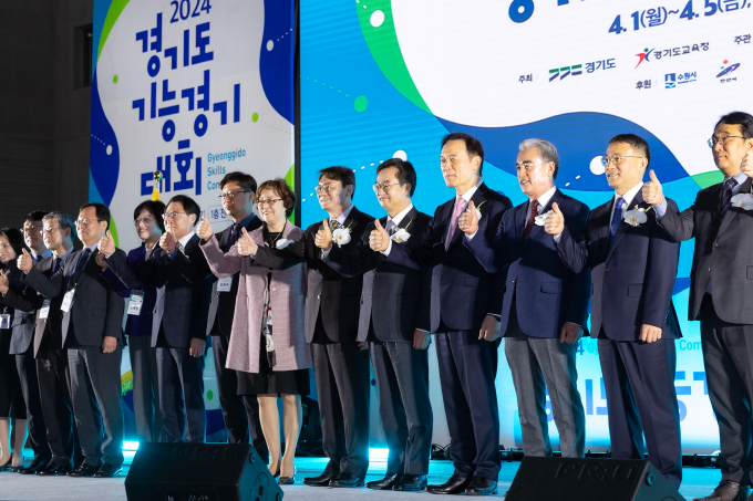 김동연 경기도지사(오른쪽 다섯번째)가 1일 수원컨벤션센터에서 열린 '2024년 경기도 기능경기대회' 개막식에서 대회 참가 선수와 행사관계자들을 격려하고 있다. / 사진제공=경기도