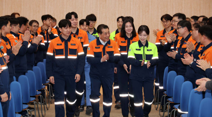 장인화 포스코 회장이 3월21일 오후 포스코 포항본사에서 열린 취임식장에 직원들과 함께 입장하고 있다. /사진=뉴스1