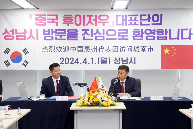 신상진 성남시장(오른쪽)이 유길 중국 후이저우시 위원회 당서기와 교류 활성화를 논의했다. / 사진제공=성남시